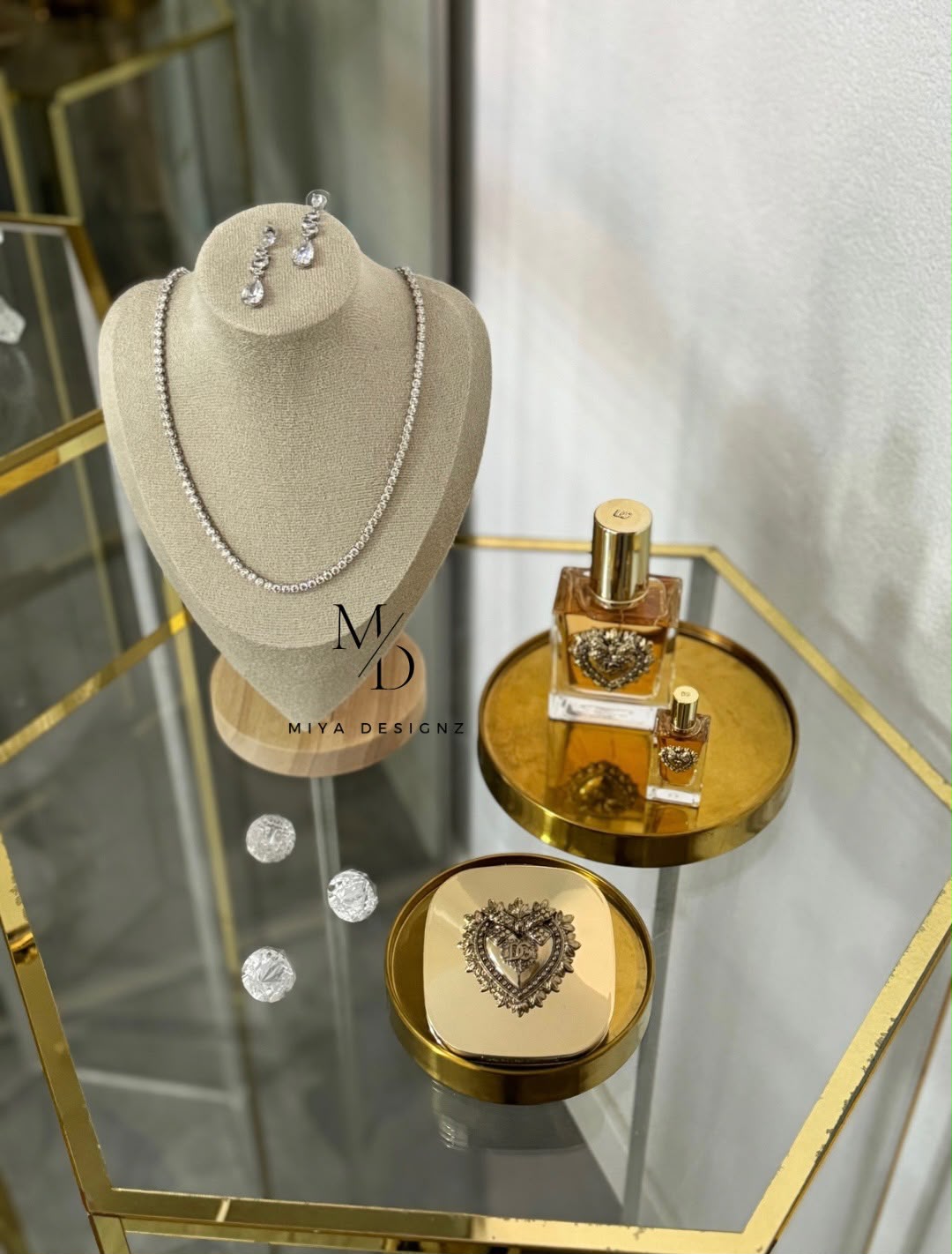 Gouden Bridal Room plateau styling van Miya Designz
