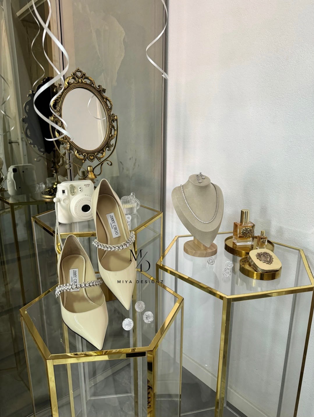 Sieraden en parfum styling op plateau van Miya Designz